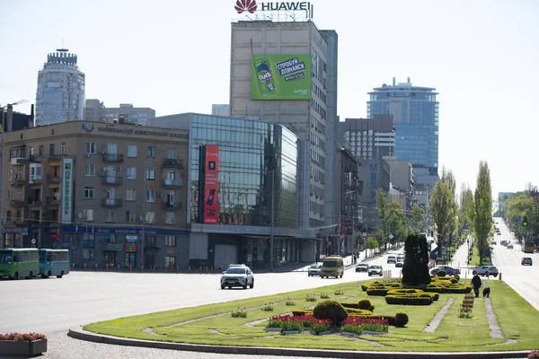 Kijów, Ukraina - maj 09,2021: Plac Zwycięstwa, widok na Plac Zwycięstwa, dom towarowy Ukraina, obelisk do bohatera miasta Kijów — Zdjęcie stockowe