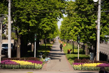 Kiev, Ukrayna - 9 Mayıs 2021: Zafer Meydanı, Zafer Meydanı manzarası, alışveriş merkezi Ukrayna, dikilitaştan kahraman şehre Kiev