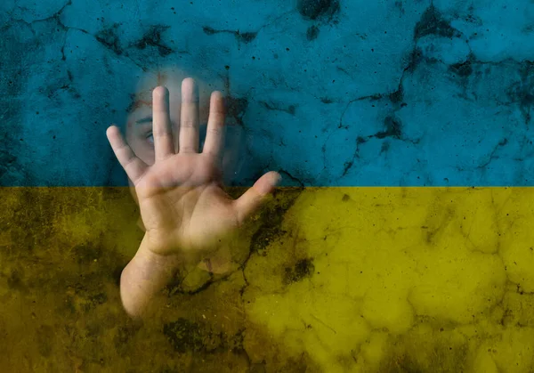 Volontär kista med humanitärt bistånd till ukrainska flyktingar på gatan — Stockfoto