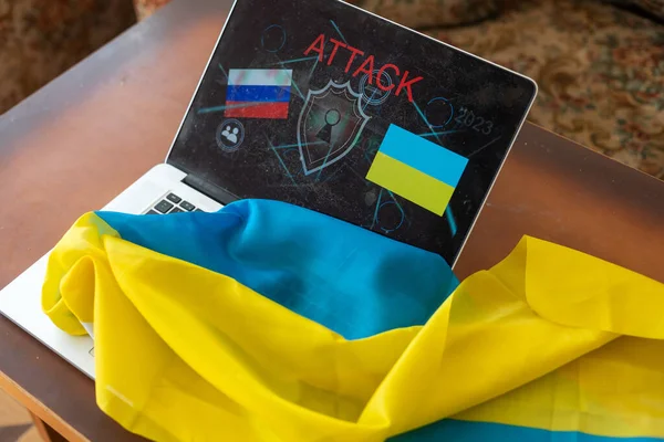 Drapeau de l'Ukraine sur l'arrière-plan sur l'écran numérique. Guerre avec la Russie. Cyberattaque, sanctions, effondrement économique. Message pour la paix mondiale — Photo