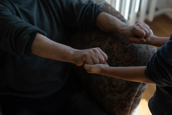 Las manos del niño abrazando una mano del anciano —  Fotos de Stock