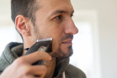 Mutlu erkek tıraş kullanarak