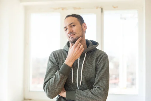 Primer plano retrato de un hombre de negocios preocupado triste, deprimido y cansado con dolor de cabeza y muy estresado, emoción humana negativa expresión facial — Foto de Stock