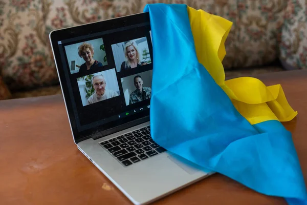 Laptop com vídeo perto da bandeira da Ucrânia — Fotografia de Stock