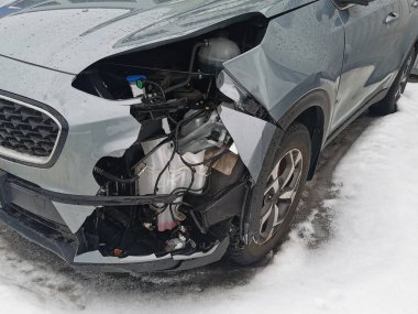 Araba kazadan sonra tamponunda hasar var.
