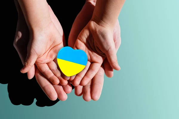 Flaga narodowa Ukrainy z herbem w żeńskich rękach. Płaskie ułożenie, przestrzeń kopiowania — Zdjęcie stockowe
