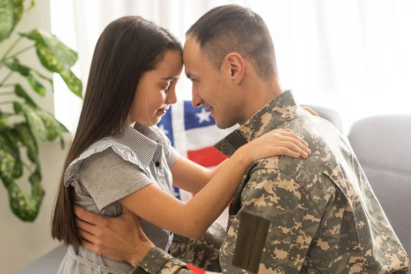 Veterano e sua filha com uma bandeira — Fotografia de Stock
