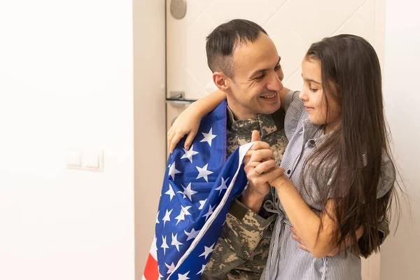 Veterán és a lánya egy zászlót — Stock Fotó