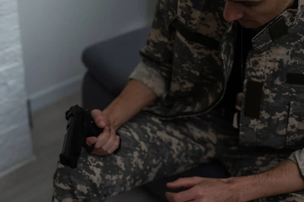 Ein Armeesoldat zielt mit einer Pistole in der Hand auf den Bildschirm. Sturm auf das Baukonzept — Stockfoto
