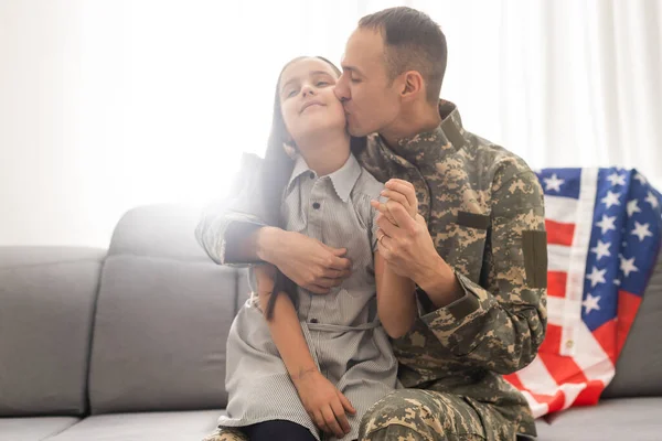 Veterán voják se vrací ke své rodině z armády. — Stock fotografie