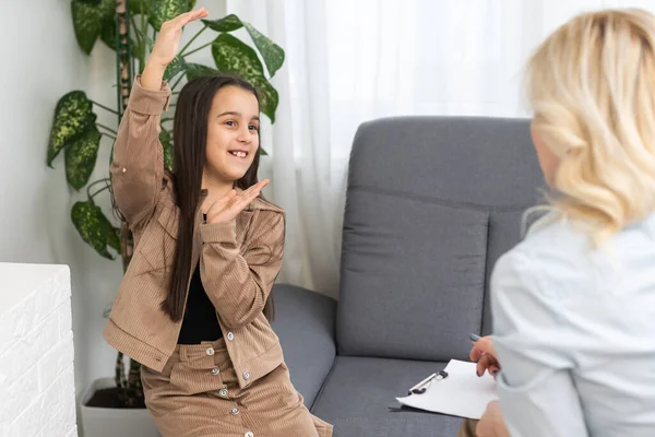 Giovane psicologa donna parlare con ragazza adolescente. Cura della donna assistente sociale hanno incontro con la studentessa adolescente — Foto Stock