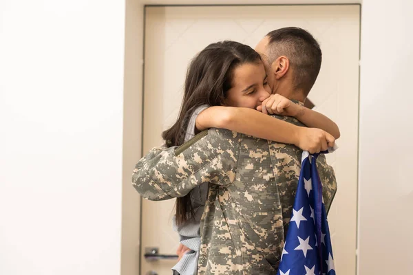 Veterán voják se vrací ke své rodině z armády. — Stock fotografie
