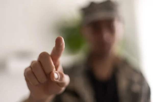 집게손가락을 짚고 있는 군인 — 스톡 사진