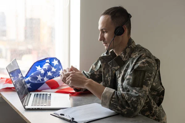 Soldado do exército feliz ter chamada de vídeo por laptop — Fotografia de Stock