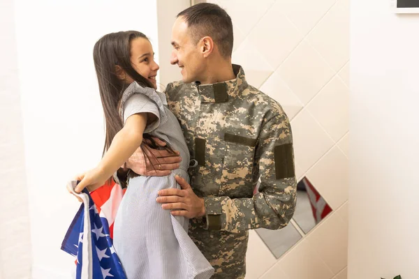 Veterano e sua filha com uma bandeira — Fotografia de Stock