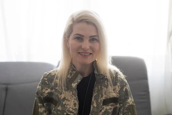 Fotografie mladé ženy šťastný pozitivní úsměv voják, aby selfie uniformu — Stock fotografie