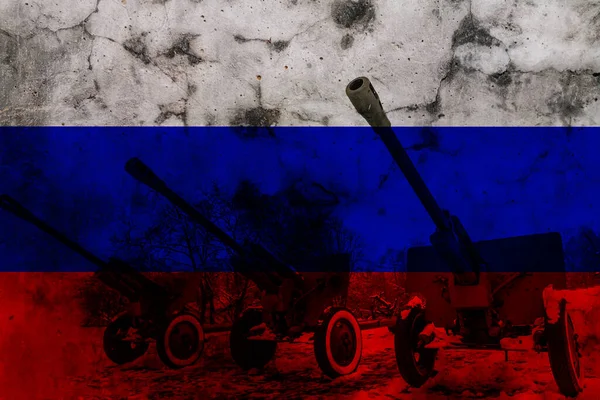 Tanks stonden in de rij voor een Russische vlag. Verscheidene militaire leger oorlog tank voertuigen op het terrein klaar om aan te vallen — Stockfoto