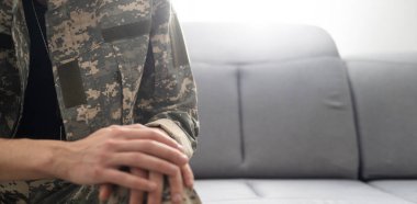Üzgün asker korkunç savaş hatırlayarak, ptsd acı, psikolojik yardım.