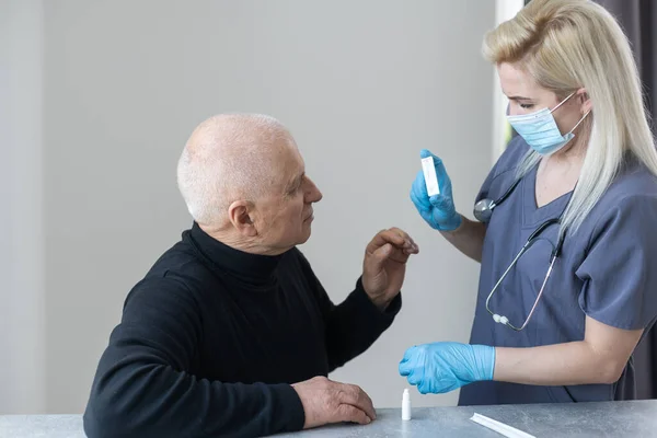 Arzt mit Nasenabstrich-Test Coronavirus COVID-19 bei älteren Männern im Krankenhaus. Medizinische Untersuchung für COVID-19 im Krankenhaus. — Stockfoto