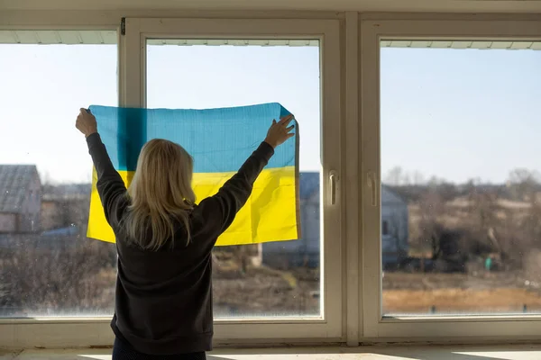 Flüchtlingsfrau mit ukrainischer Flagge — Stockfoto