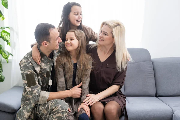 Homem militar feliz alegre com sua esposa e dois filhos. Conceito de união familiar e apoio — Fotografia de Stock