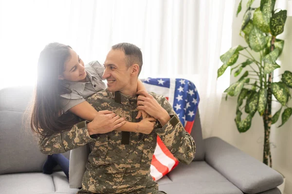 Veteraanisotilas palaa perheensä luo armeijasta.. — kuvapankkivalokuva