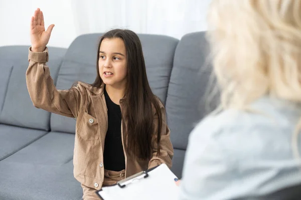 Młoda psycholog rozmawia z nastolatką. Opiekuńcza kobieta pracownik socjalny mają spotkanie z nastolatką uczennicy — Zdjęcie stockowe