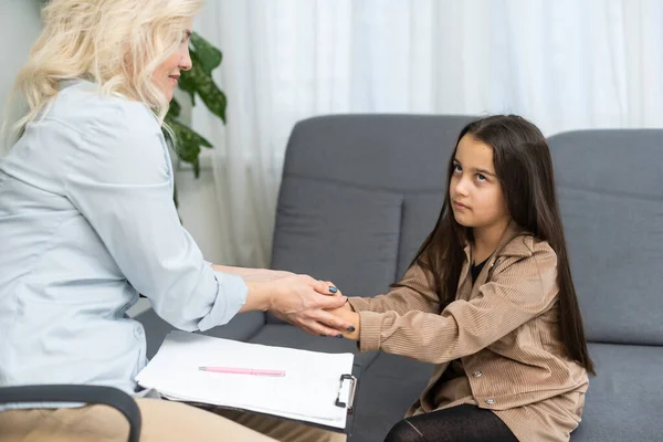 Communication session of school psychologist and girl 9, 10 years. Child tells psychotherapist his experiences, mental health of children. — Stock Photo, Image