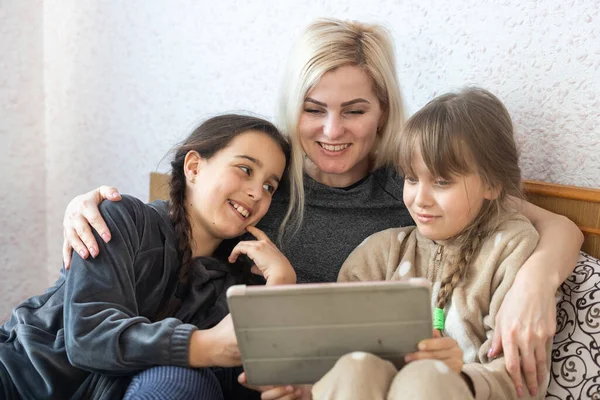 Madre con due bambini che usano Tablet PC — Foto Stock
