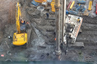 Bir konut kompleksinin inşaat süreci. Yeni binaların arka planına karşı birçok yüksek katlı vinç