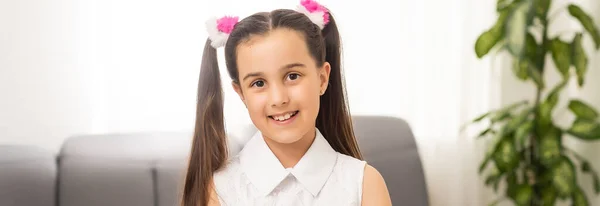 Hermosa niña tocando el piano en la sala de luz — Foto de Stock