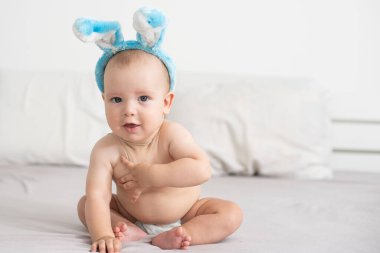 Paskalya tavşanı kulaklarında giyinmiş kadar şirin bir bebek portresi