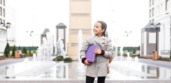 Club della scuola. Educazione moderna. Scuola privata. Adolescente con zaino. Elegante studentessa sorridente. Ragazza piccola studentessa alla moda portare zaino scuola edificio sfondo. Studentessa vita quotidiana. — Foto Stock