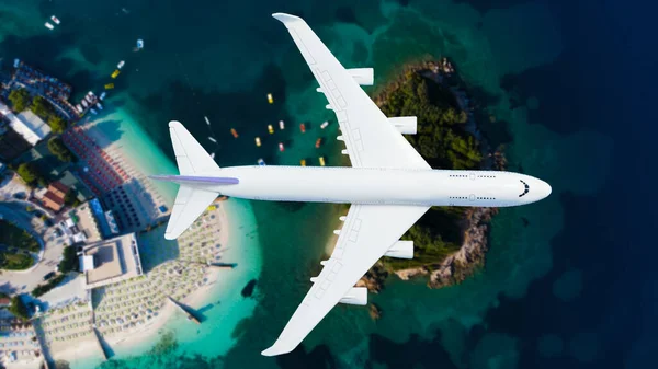 Uçak, güzel doğa manzarası adasının üzerinde uçar, turizm beldesi, tatil tatili seyahati için arka plan. — Stok fotoğraf