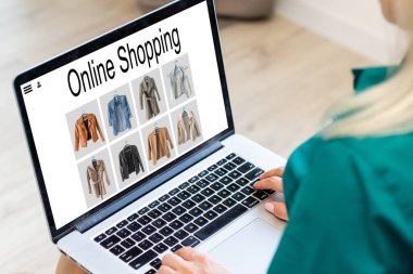 Alışveriş, teknoloji ve internet kavramı: hayali bir dükkanda dizüstü bilgisayarla alışveriş