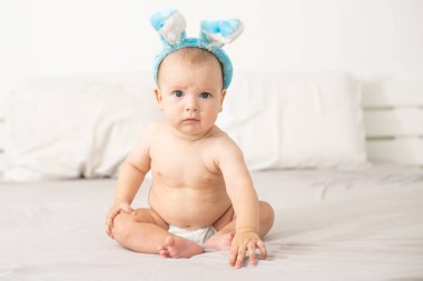 Paskalya tavşanı kulaklı mutlu bebek.