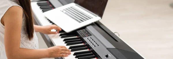 Homeschool fetiță copil mic care învață pian de la calculator conectarea la muzica online de clasă online de către profesor de școală. Noul stil de viață normal și educație, studiul studenților la domiciliu concept . — Fotografie, imagine de stoc