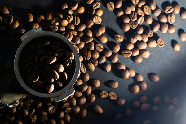 Kaffebönor på svart bakgrund — Stockfoto