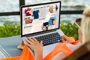 İnternetten alışveriş sitesi dizüstü bilgisayar ekranında kadın eli daktilo ile