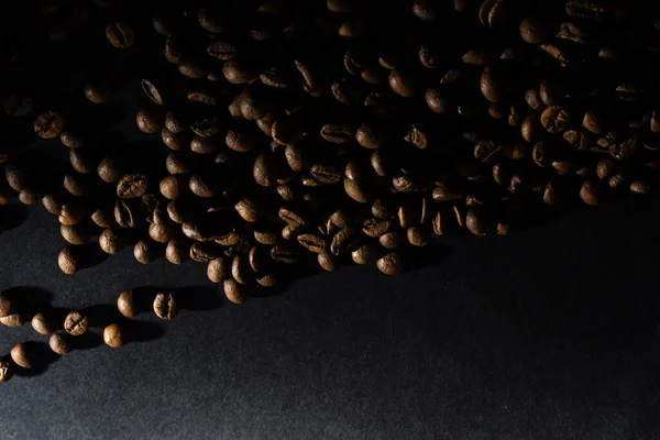 Flyger kaffebönor över mörkret — Stockfoto
