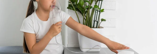 Niña enferma hace la inhalación sobre fondo gris con espacio para copiar. Chica haciendo inhalación con nebulizador en casa. niño asma inhalador inhalación nebulizador vapor tos enferma — Foto de Stock