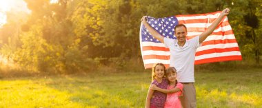 Amerika 'da mutlu bir aile, Amerikan bayrağı sırtında..