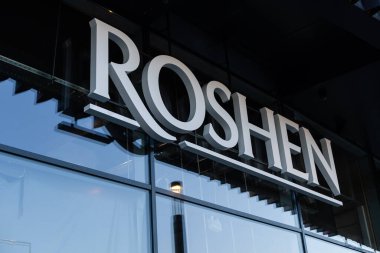 Kiev, Ukrayna - 17 Kasım 2021: Mall Respublika modern mimarisi. Camdan duvarları olan alışveriş merkezi, Roshen mağazası.