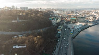 Hava aracı görüntüsü. Kiev 'deki Dinyeper Nehri ve Podil Bölgesi manzarası.