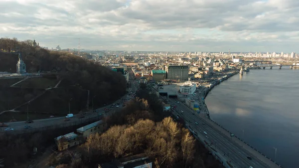 Vista aérea del dron. Vista del río Dniéper y el distrito de Podil en Kiev. — Foto de Stock