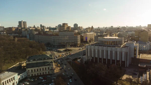 Vue aérienne sur drone. Vue sur le fleuve Dniepr et le district de Podil à Kiev. — Photo