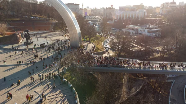 Kiev ya da Kiev, Ukrayna. Khreshchatyy Park 'taki Halkın Dostluk Kemeri.