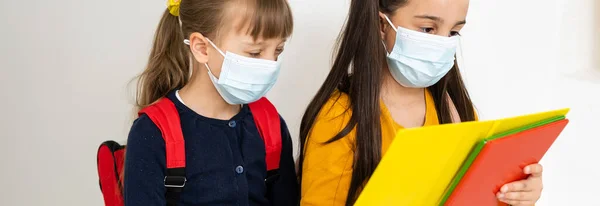 Güvenlik maskesi takan iki çekici kızın yakın plan portresi. Grip salgınını durdurun. — Stok fotoğraf