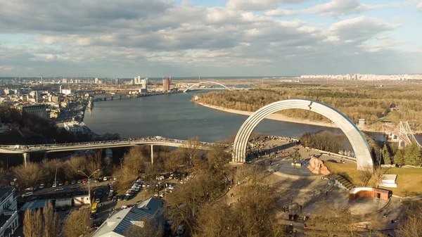 Kiev ou Kiev, Ukraine. L'arche de l'amitié des peuples dans le parc Khreshchatyy. — Photo