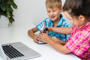 Uzaktan öğrenme çevrimiçi eğitim. Bir okul çocuğu evde ders çalışır ve okul ödevi yapar. Evden öğrenme